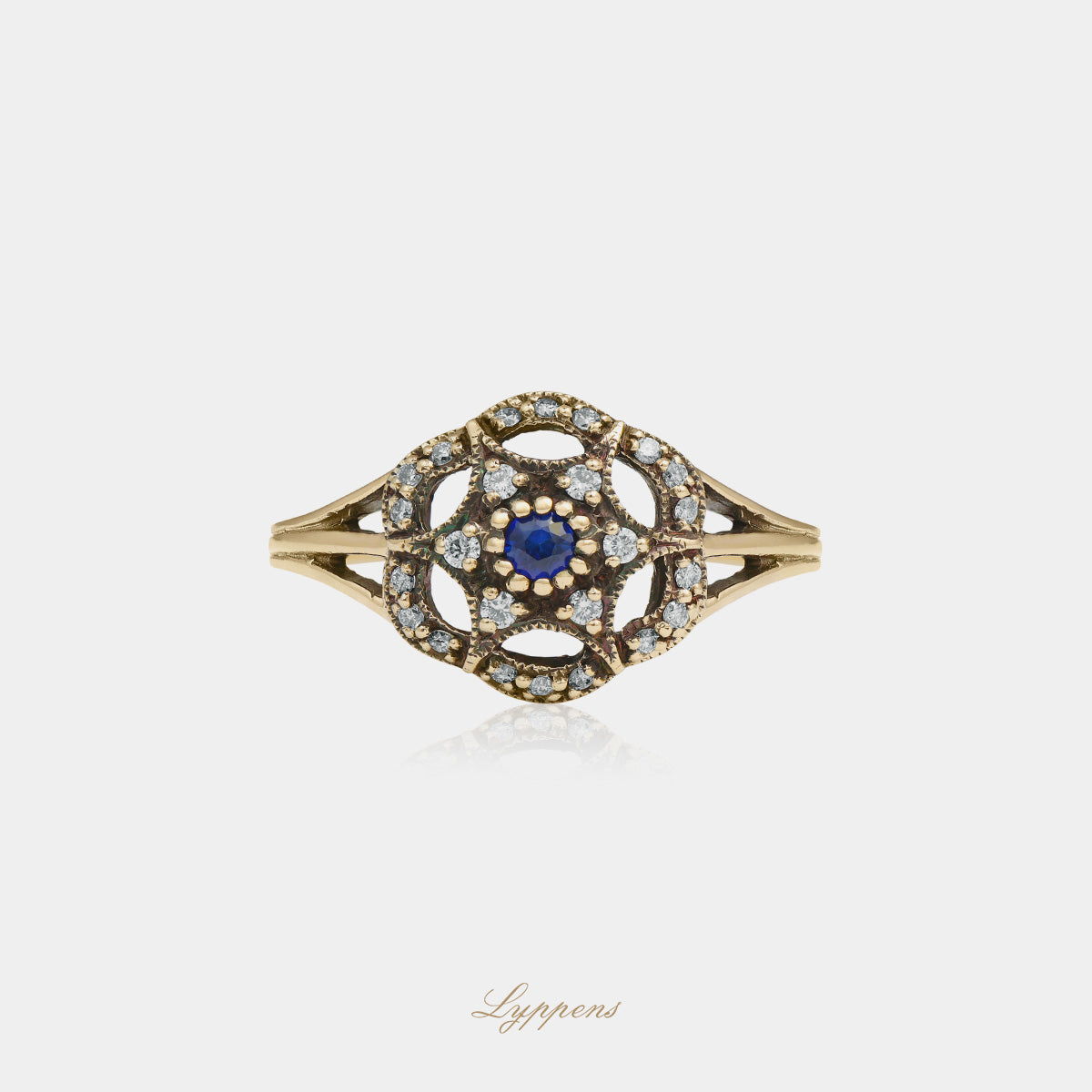 Geelgouden vintage stijl ring in het midden gezet met saffier en omringd door briljant geslepen diamant.