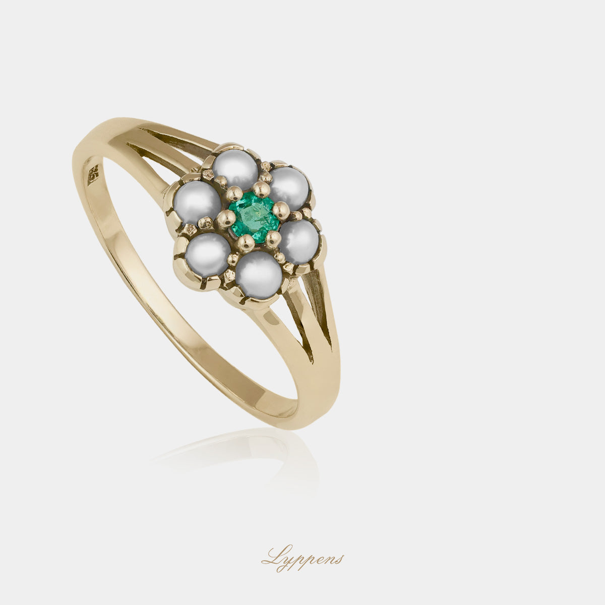 Yellow gold ring with emerald and pearls