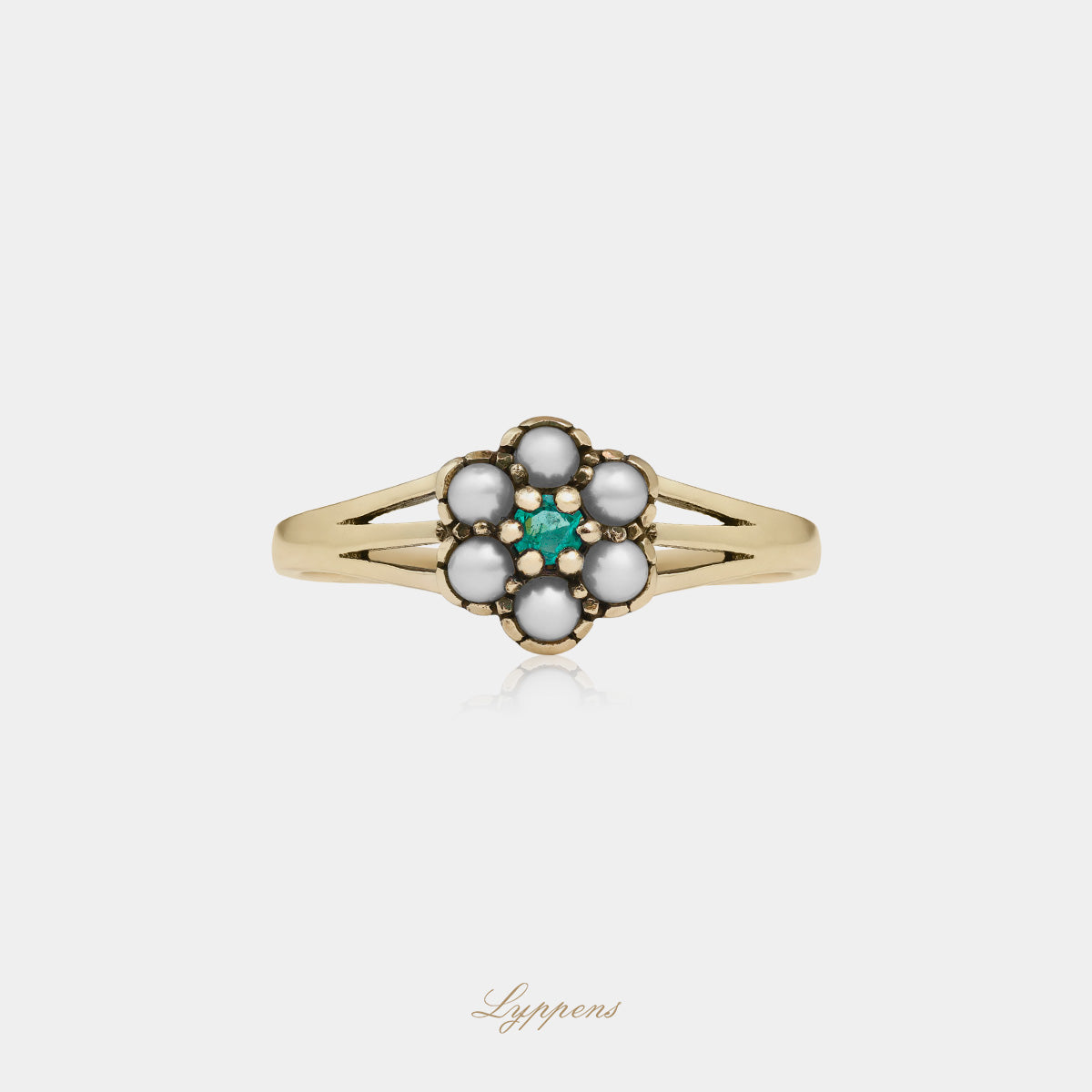 Yellow gold ring with emerald and pearls