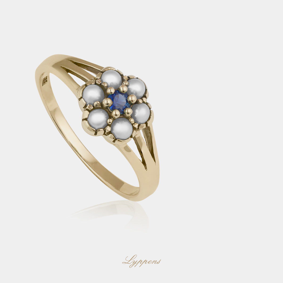 Yellow gold ring with sapphire and pearls