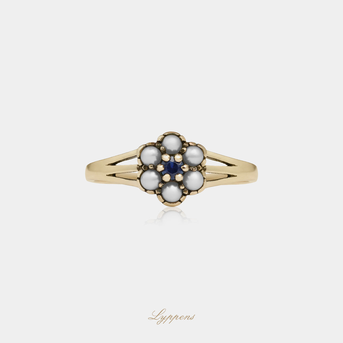 Yellow gold ring with sapphire and pearls