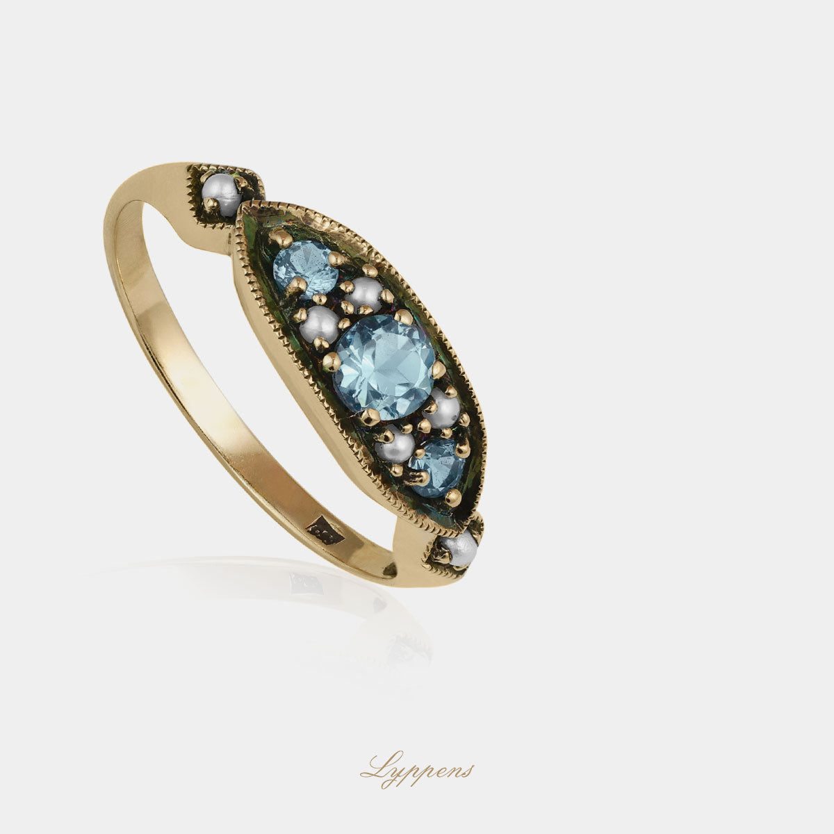 Yellow gold ring with topaz and pearls