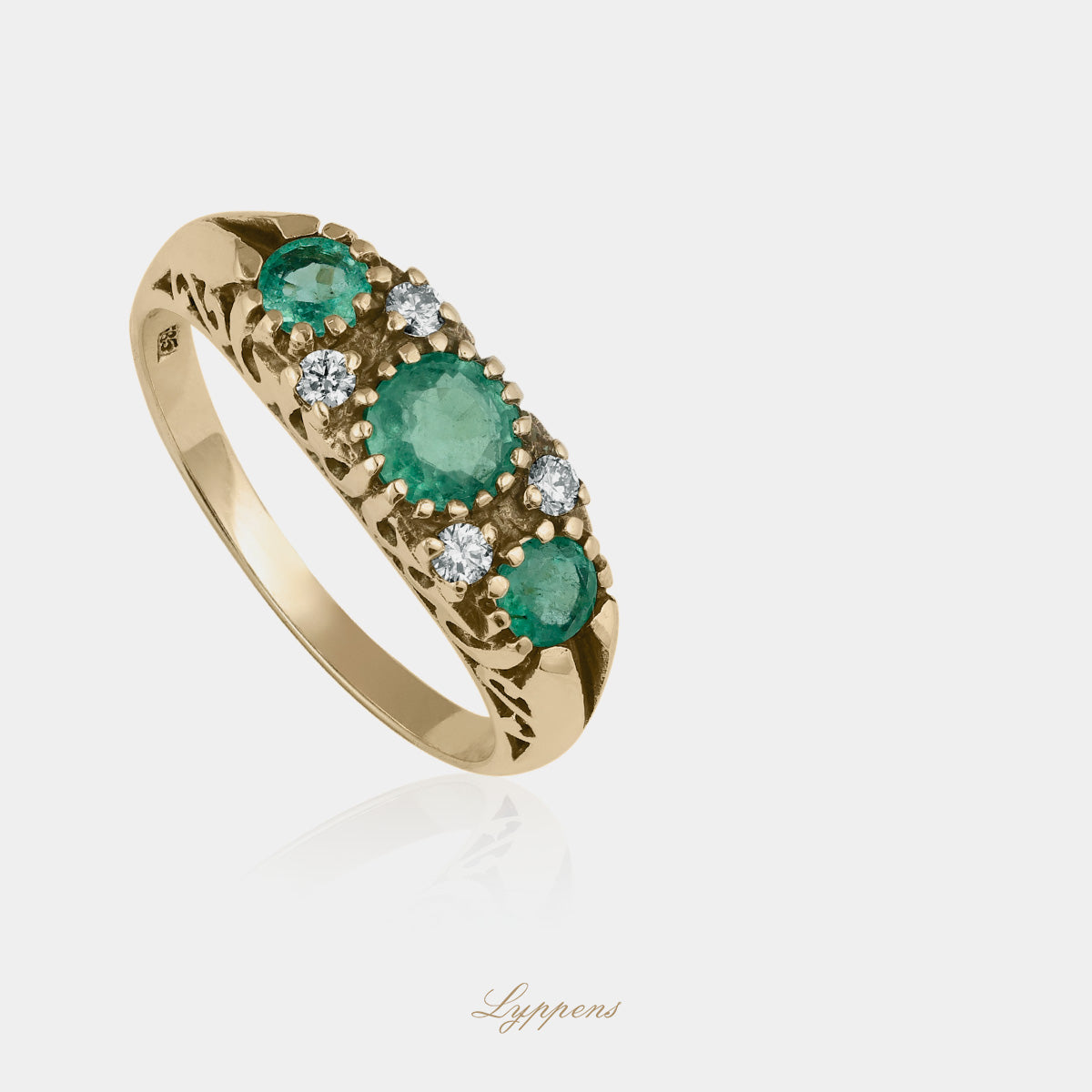 Yellow gold ring with emerald and diamonds