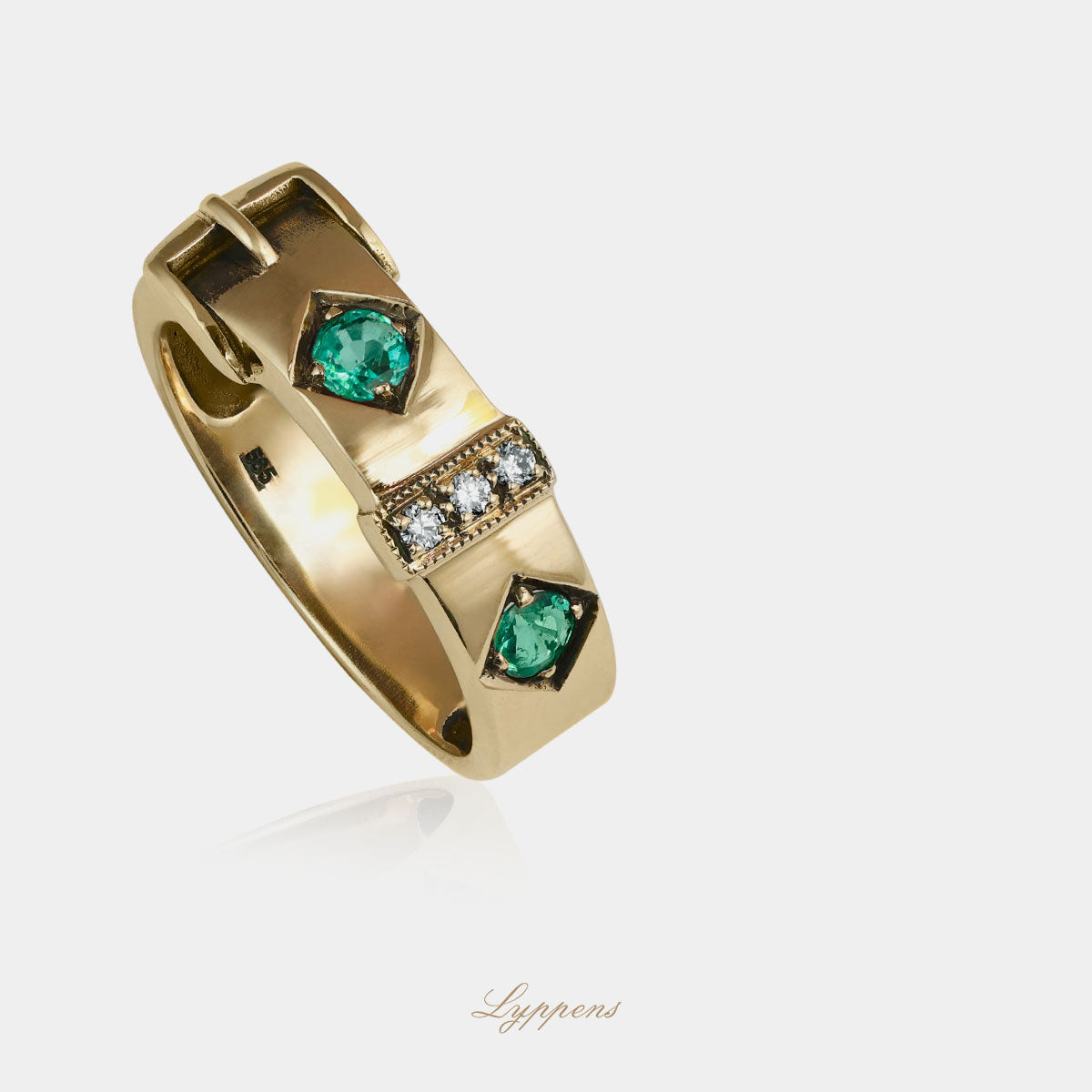 Staande geelgouden vintage stijl gesp ring gezet met smaragd en briljant geslepen diamant.