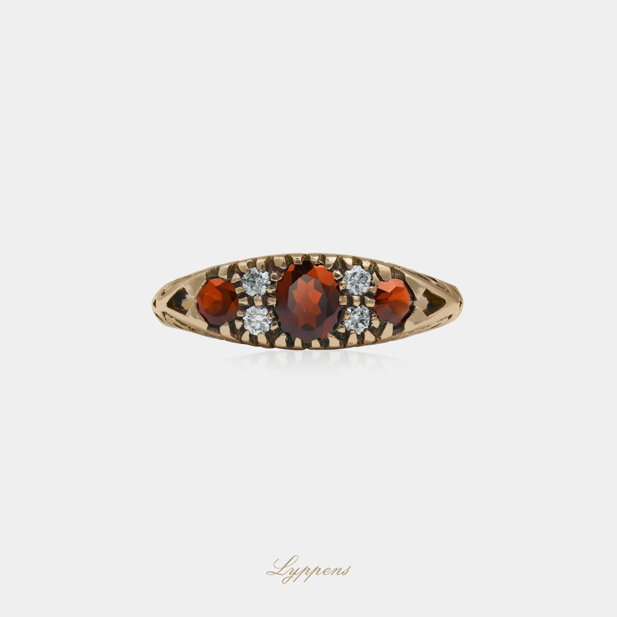 Yellow gold ring with garnet and diamonds