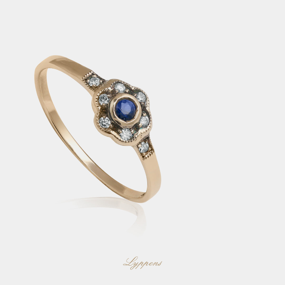 Geelgouden vintage stijl bloemvorige ring gezet met saffier en diamant.