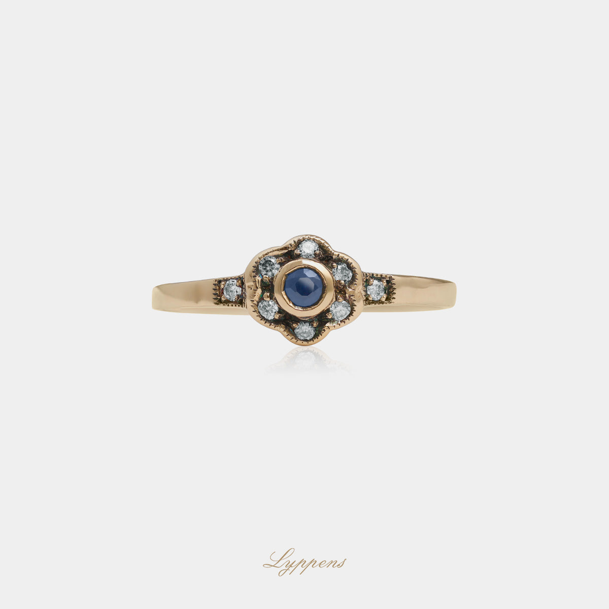 Geelgouden vintage stijl bloemvorige ring gezet met saffier en diamant.