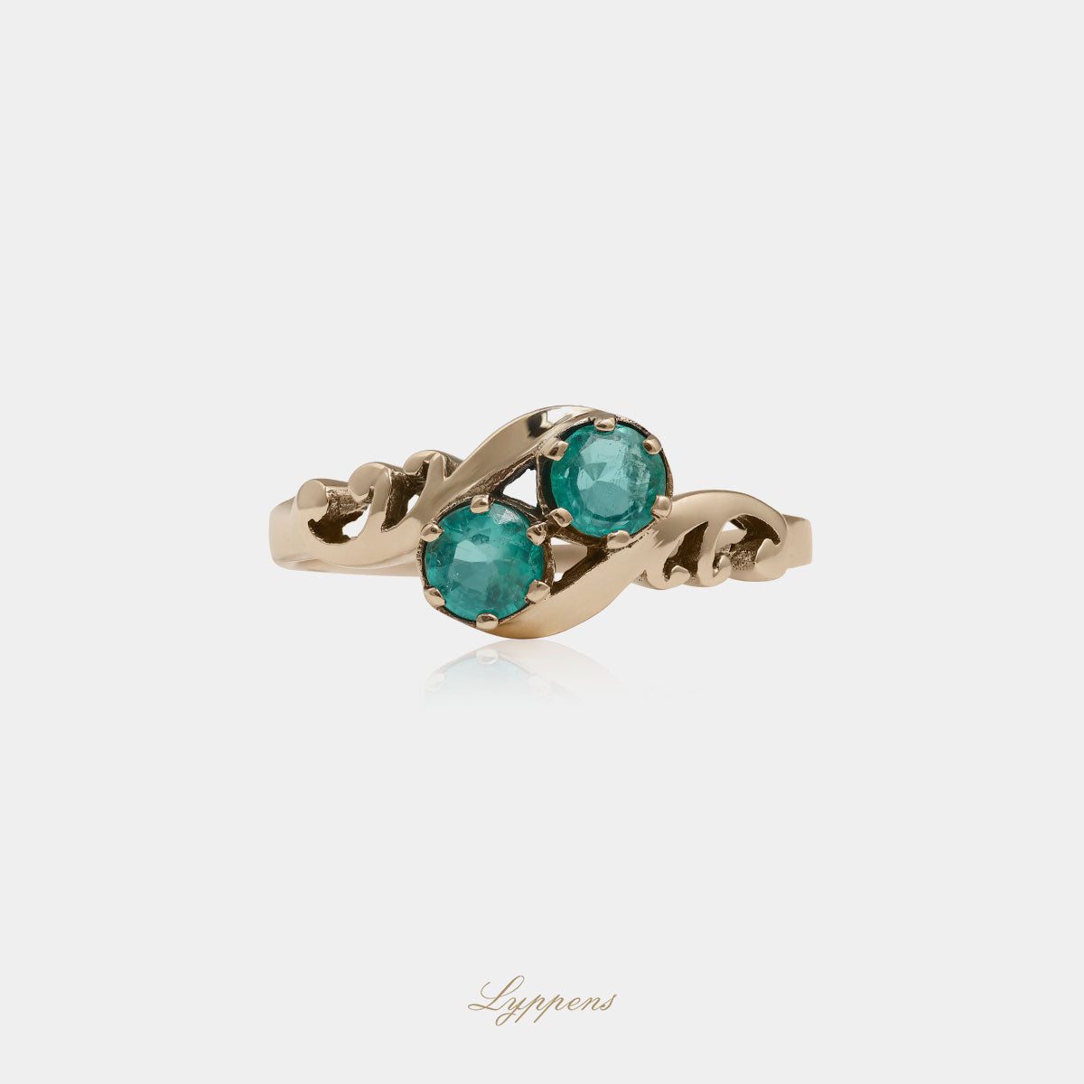 Geelgouden vintage stijl ring met rond geslepen smaragd.