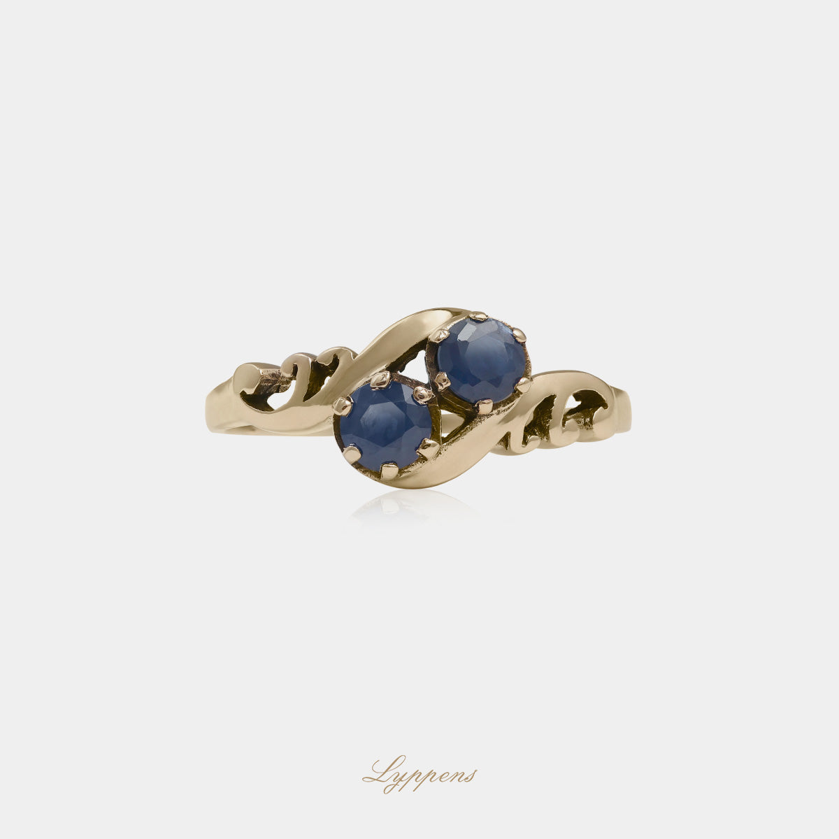 Yellow gold ring with sapphire