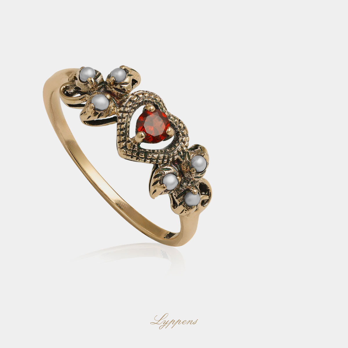 Yellow gold ring with garnet and pearls