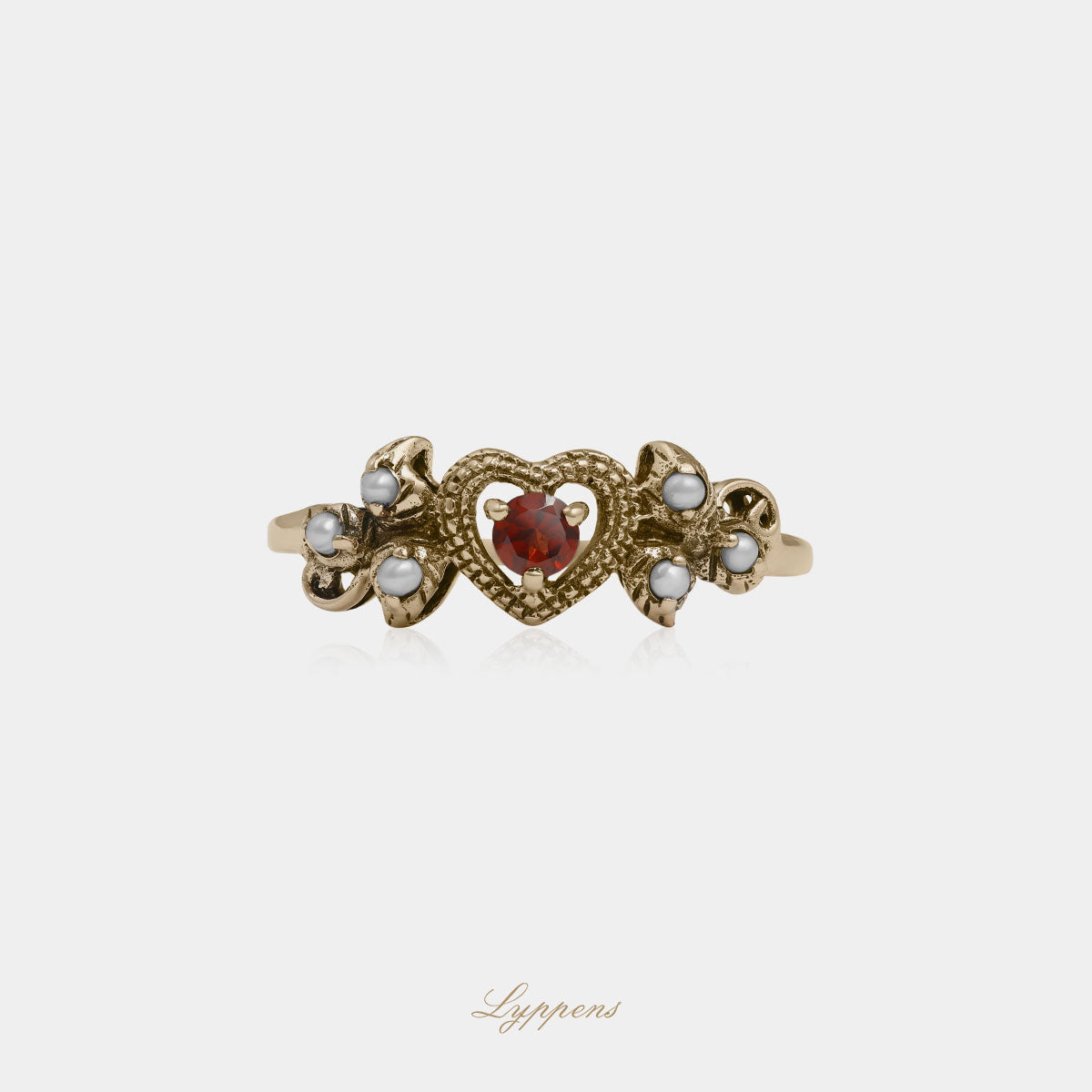 Yellow gold ring with garnet and pearls