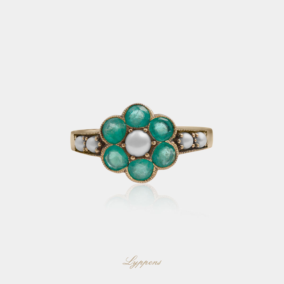 Geelgouden vintage stijl ring gezet met smaragd en parel.