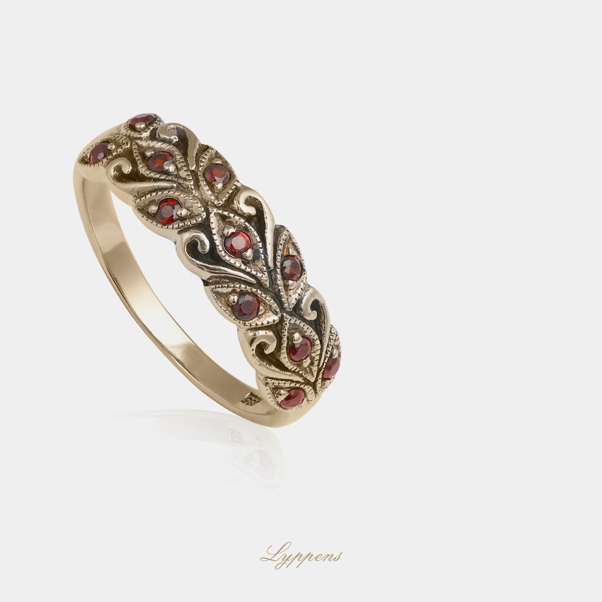 Yellow gold ring with garnet