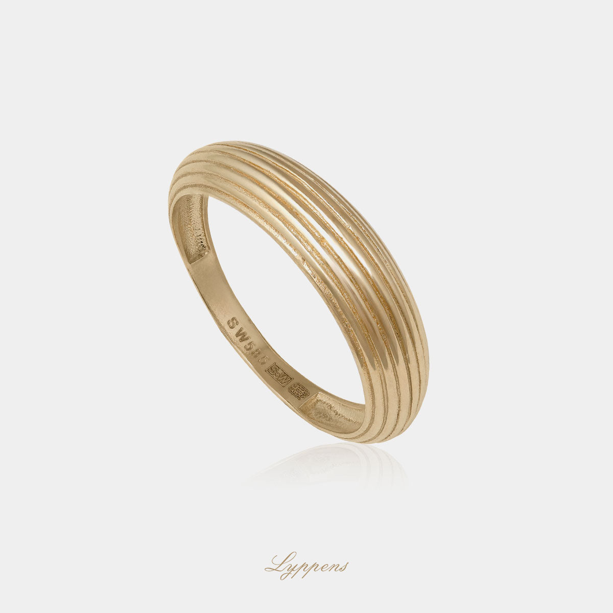 Geelgouden fantasie ring met horizontale gearceerde lijnen.