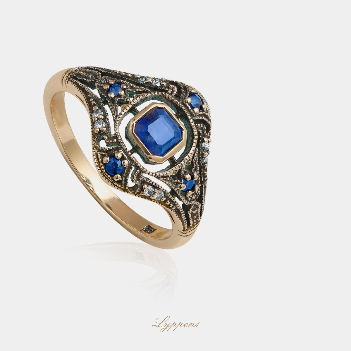 Yellow gold ring with sapphire and diamonds