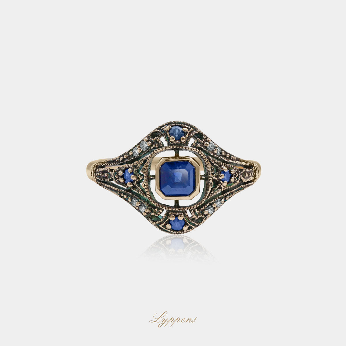 Yellow gold ring with sapphire and diamonds