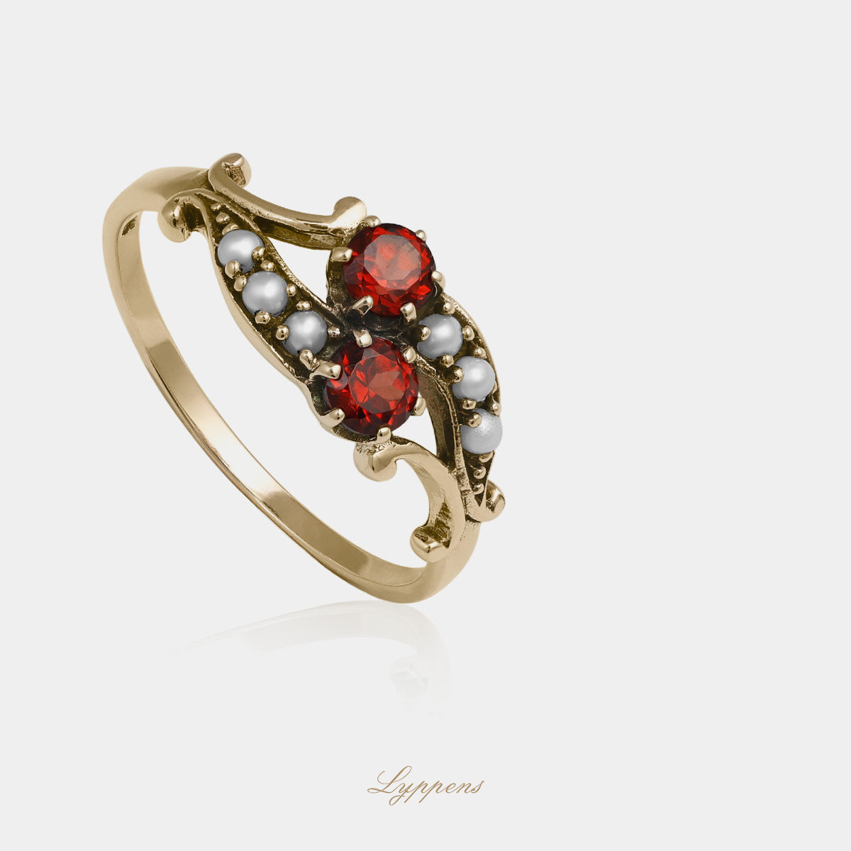 Yellow gold ring with garnet and pearls