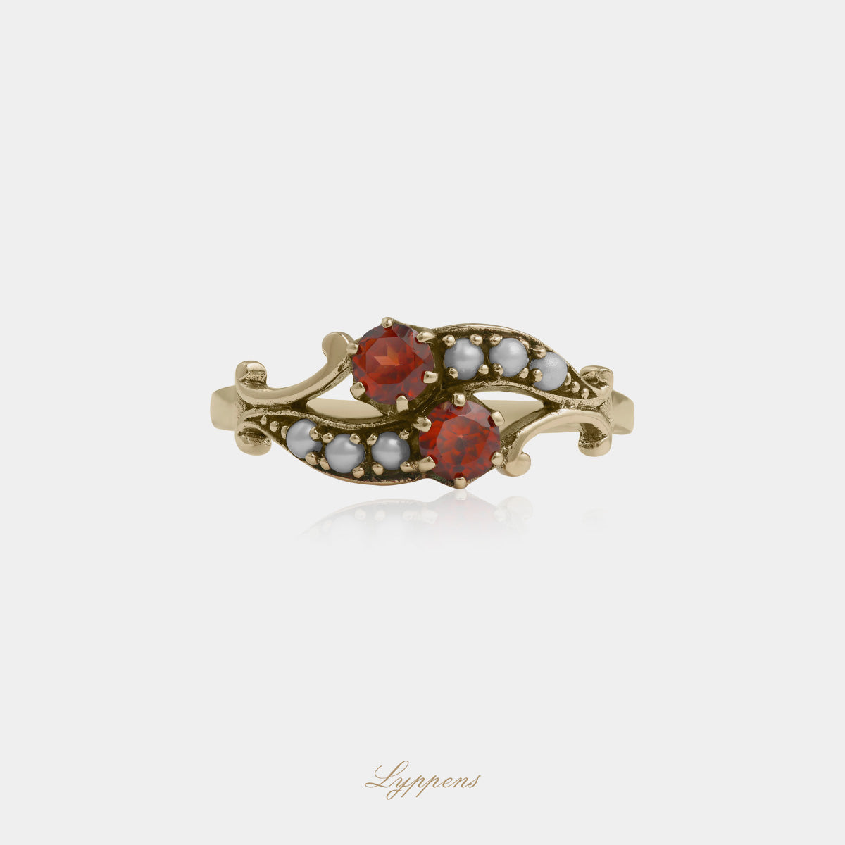 Yellow gold ring with garnet and pearls