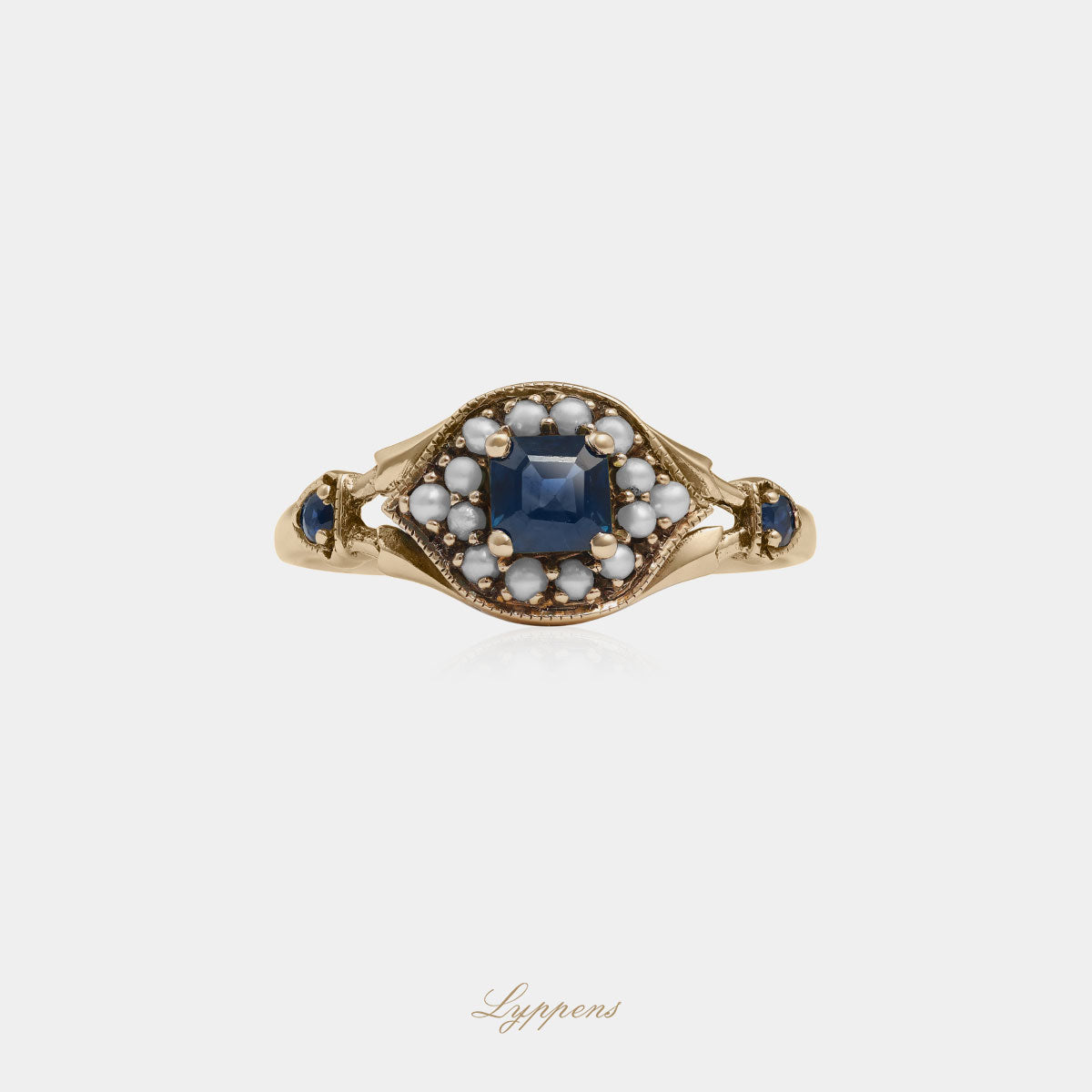 Yellow gold ring with sapphire and pearls