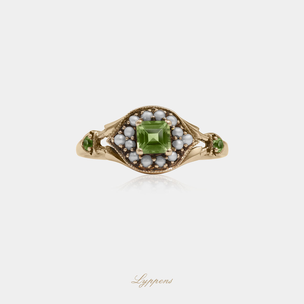 Yellow gold ring with peridot and pearls