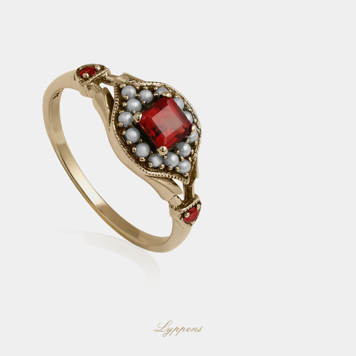 Yellow gold ring with garnet and pearls