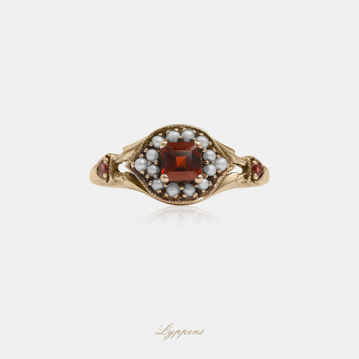 Yellow gold ring with garnet and pearls