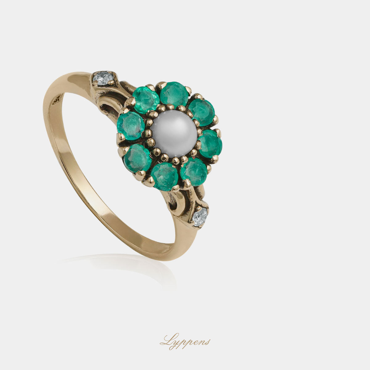 Yellow gold ring with emerald, pearls and diamonds