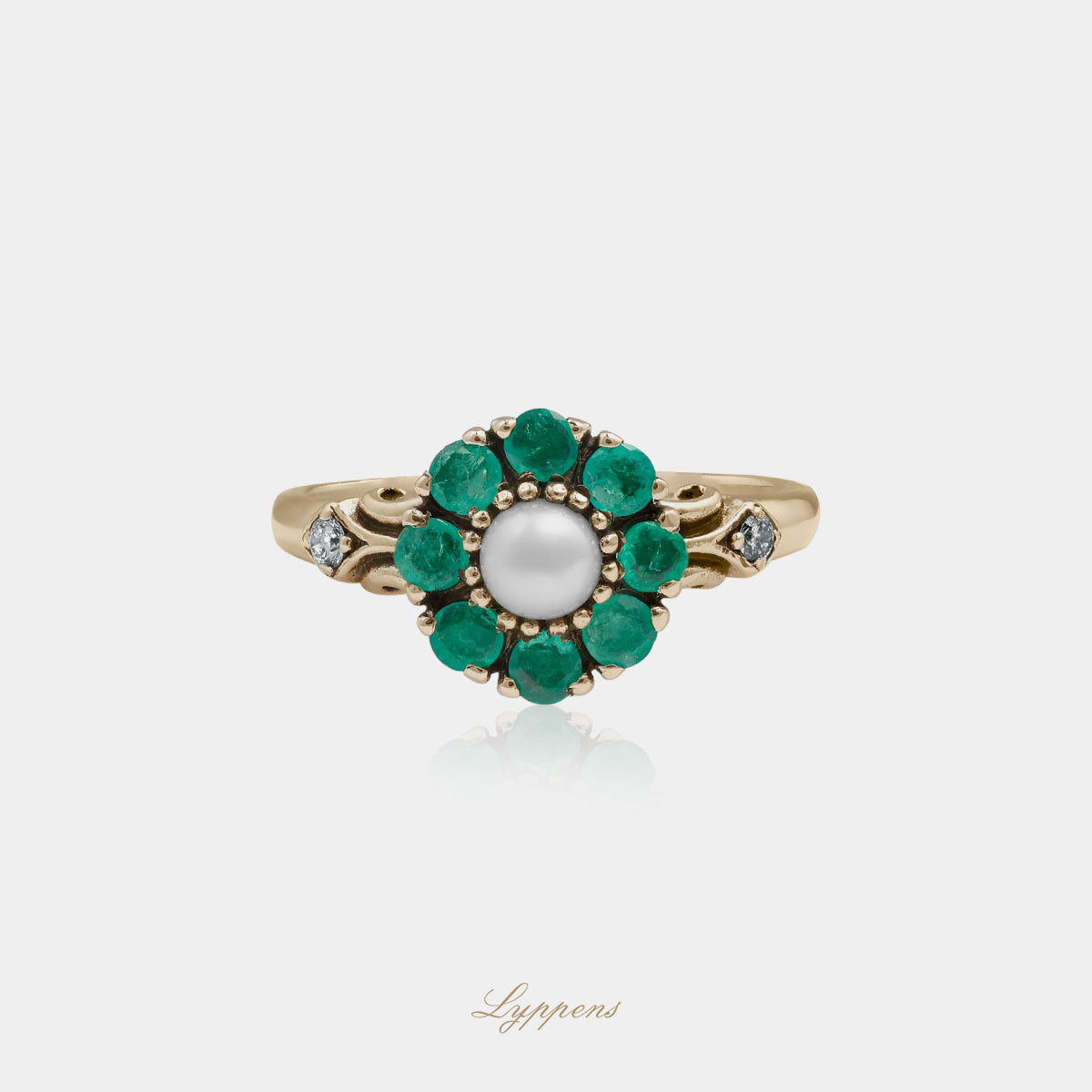 Yellow gold ring with emerald, pearls and diamonds