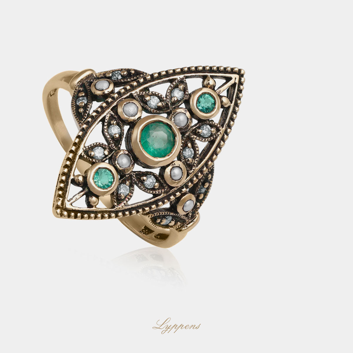 Yellow gold ring with pearl, emerald and diamonds