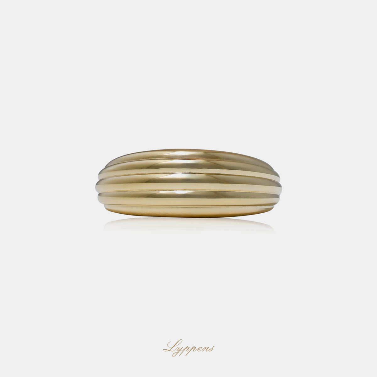 14kt geelgouden ring met horizontale lijnen, deze ring verloopt in breedte.