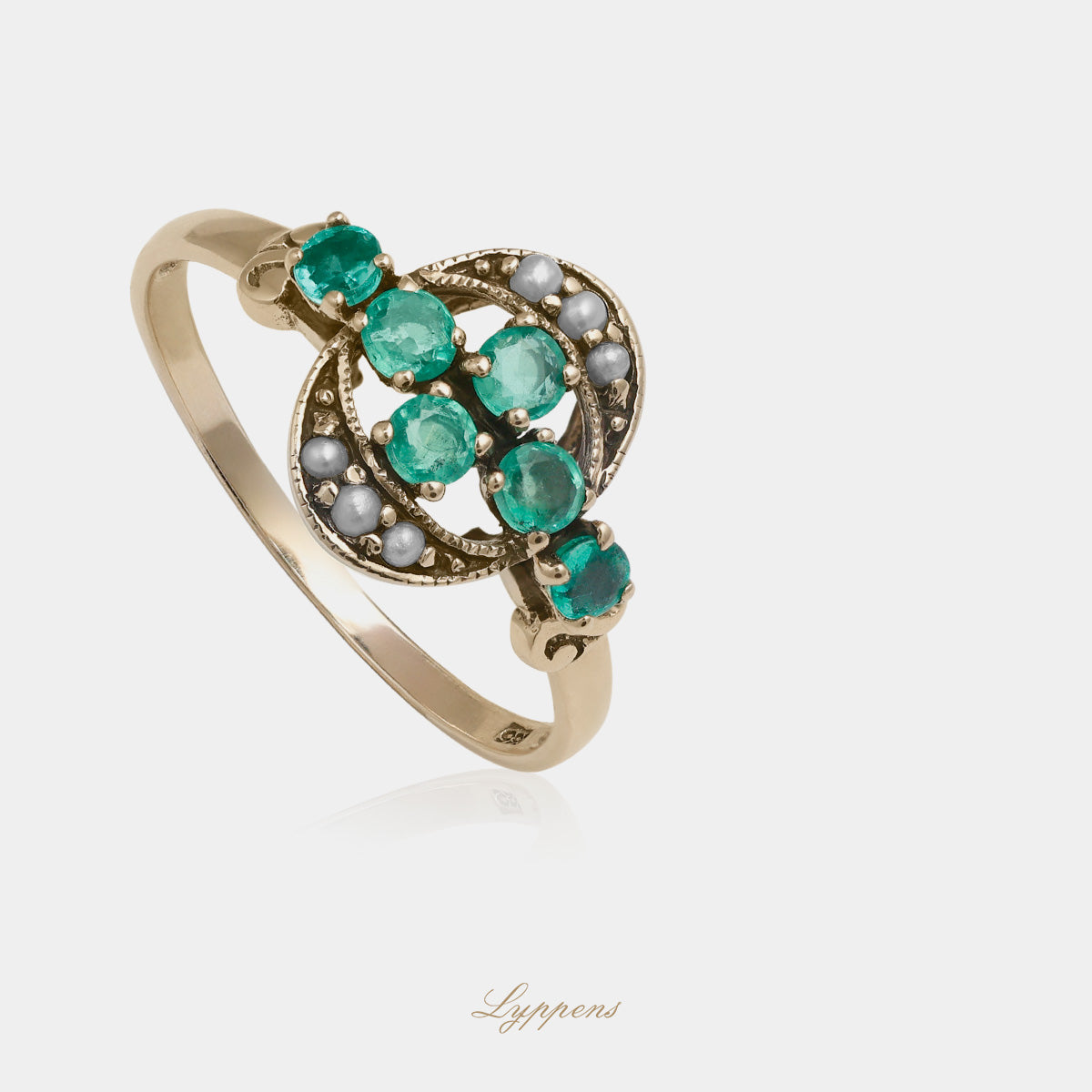 Geelgouden vintage stijl ring gezet met smaragd en parel.