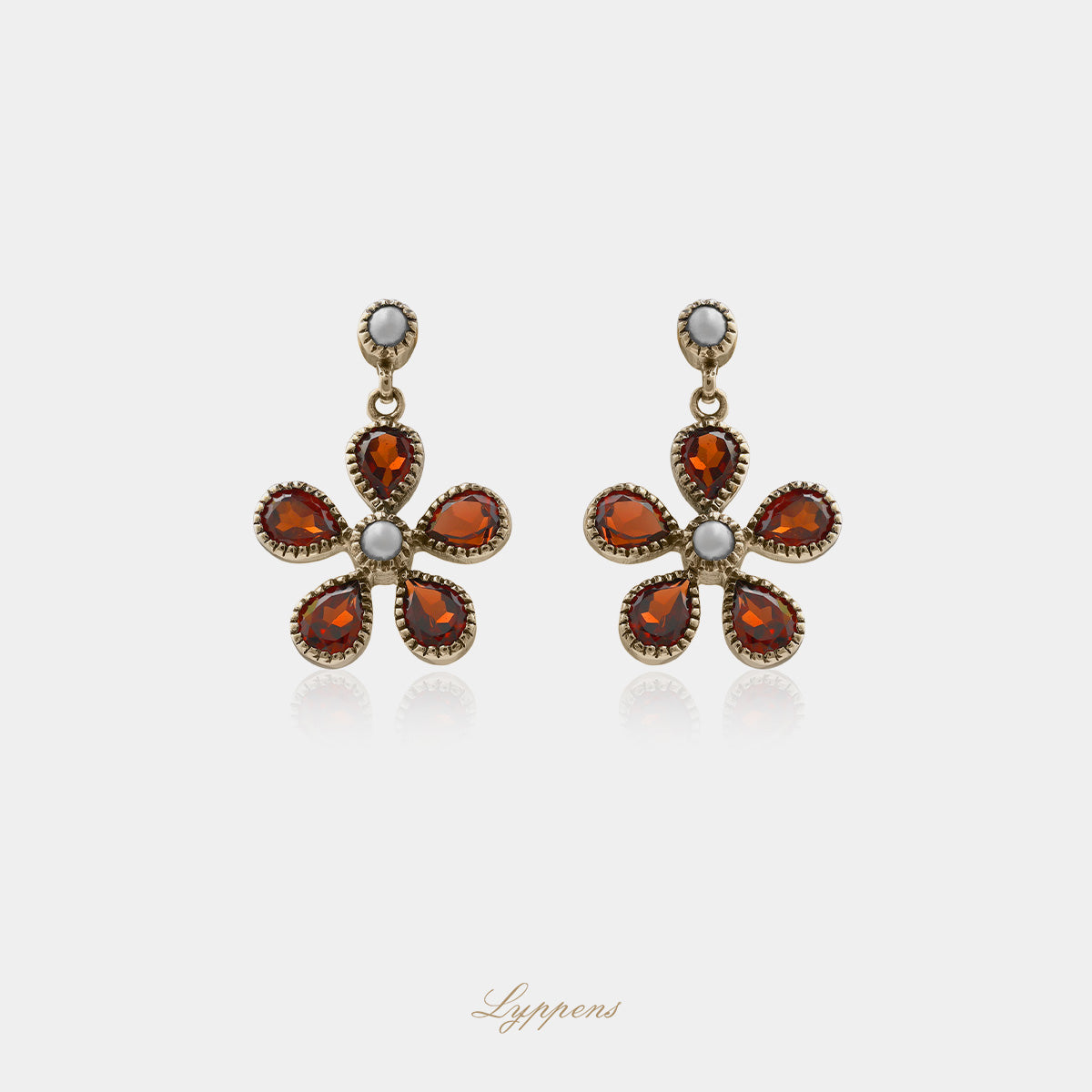 Yellow gold ear studs with garnet and pearls