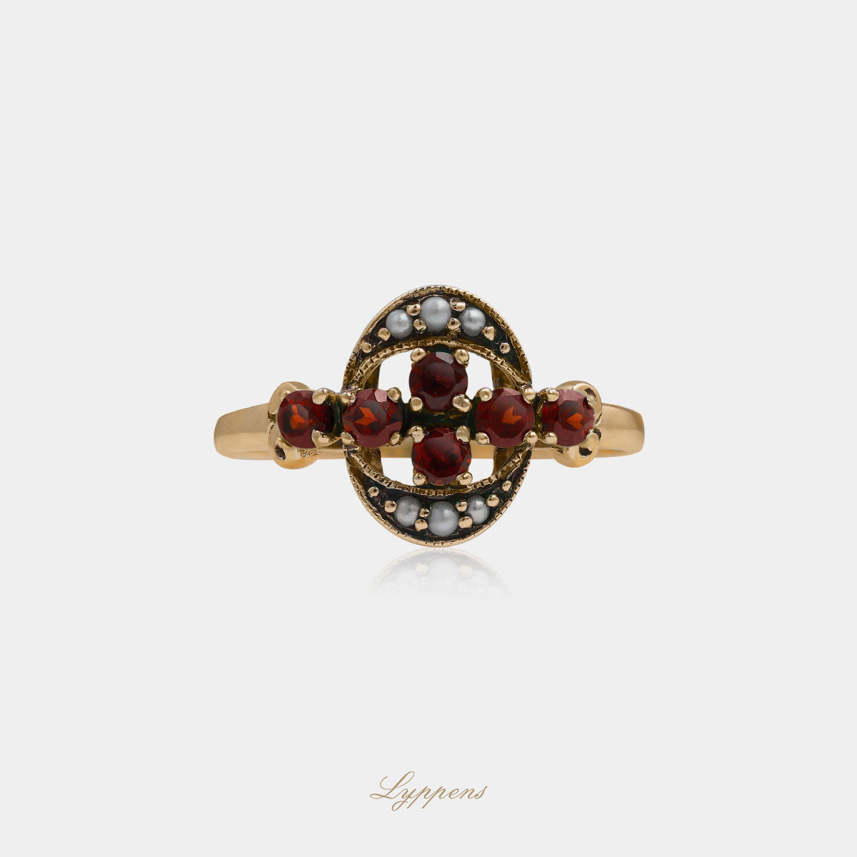 Yellow gold ring with garnet and pearls