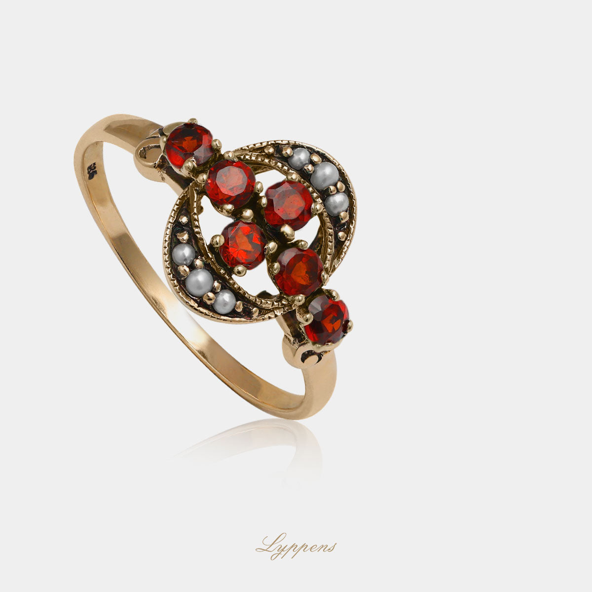 Yellow gold ring with garnet and pearls