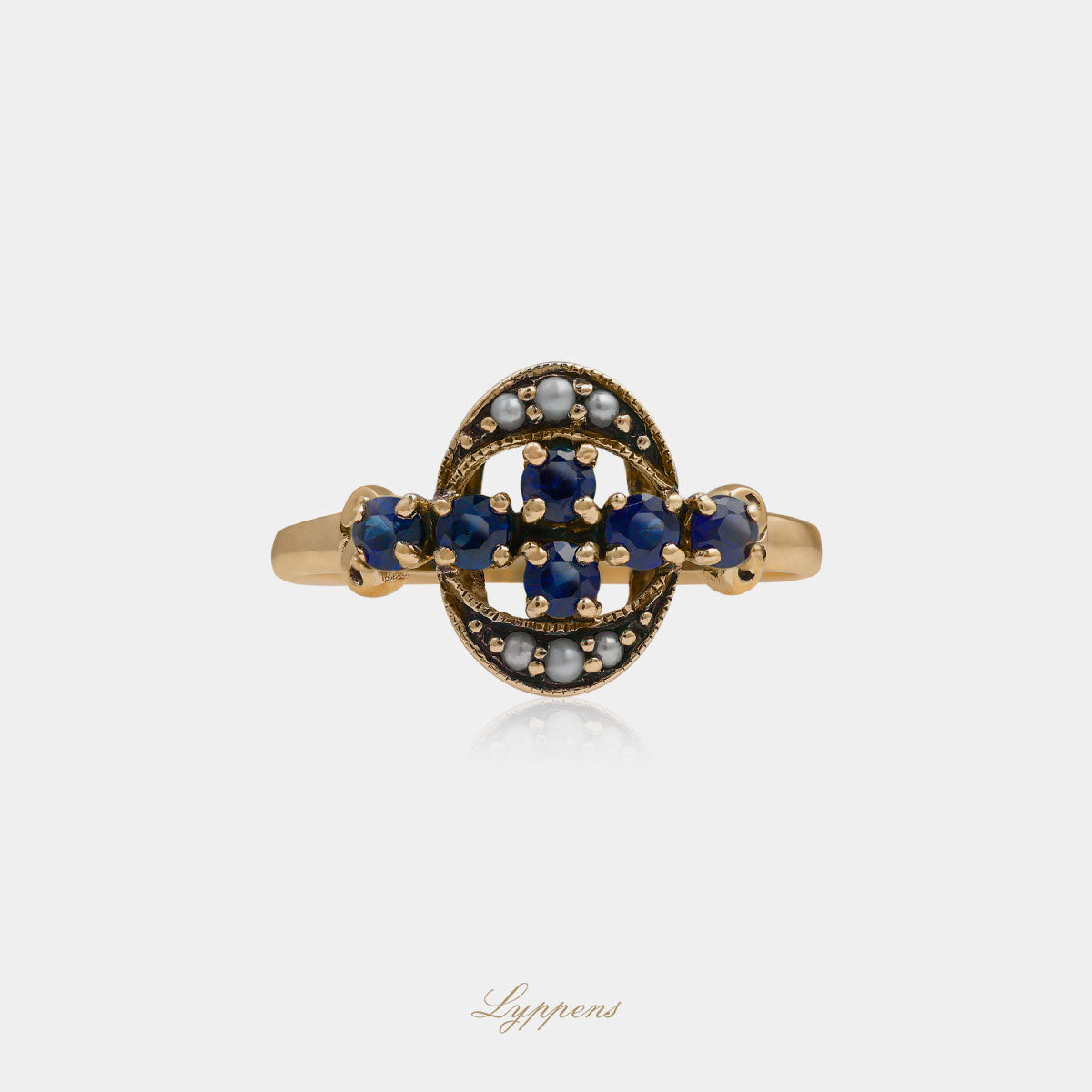 Yellow gold ring with sapphire and pearls