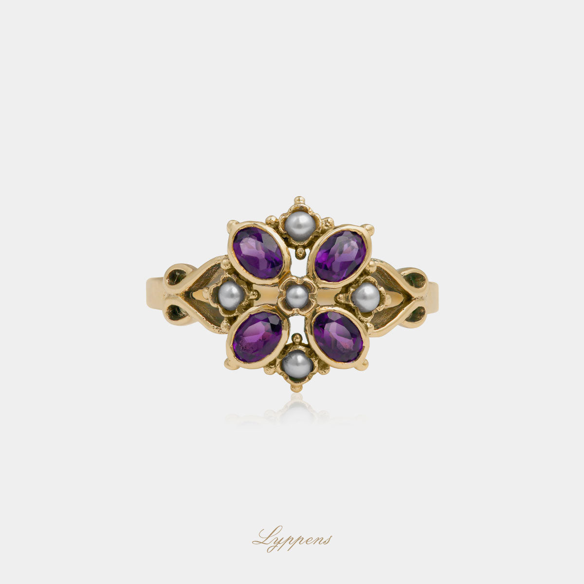 Yellow gold ring with amethyst and pearls