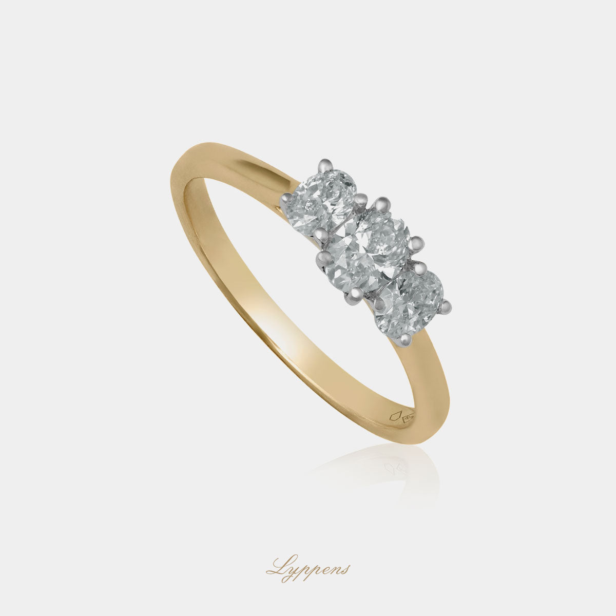 Geel- met witgouden driesteens verlovingsring, deze ring is gezet met ovaal geslepen diamant.