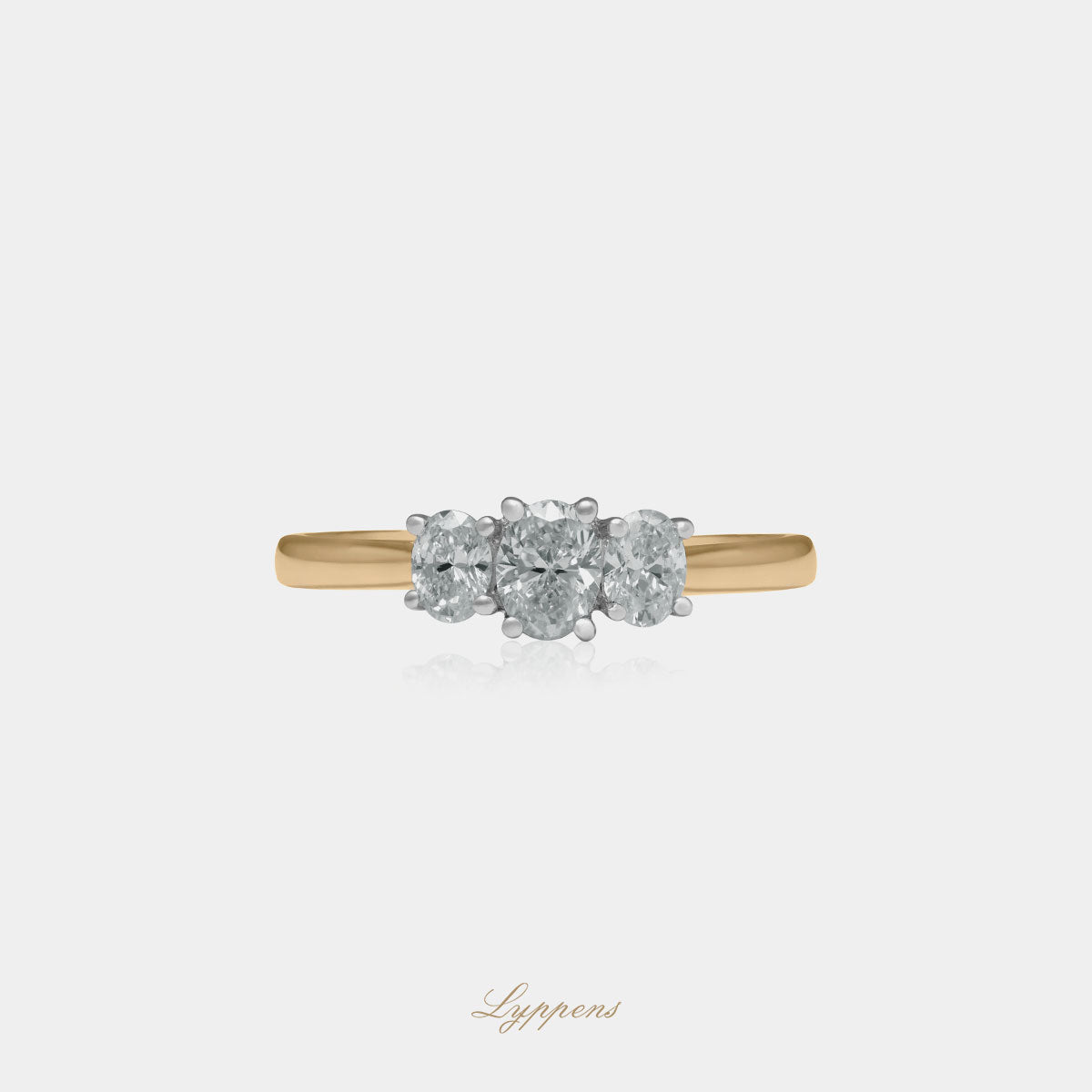 Geel- met witgouden driesteens verlovingsring, deze ring is gezet met ovaal geslepen diamant.