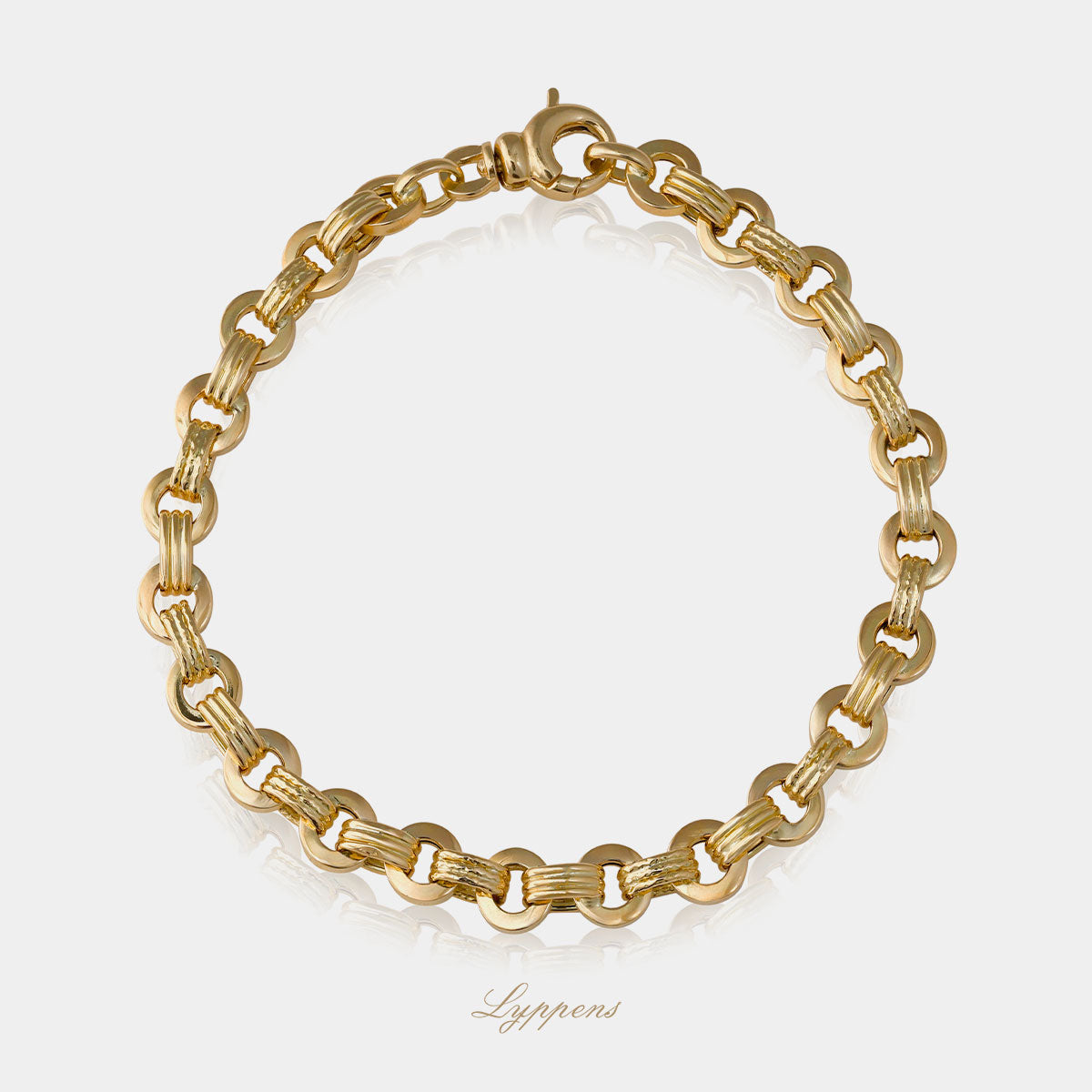 Geelgouden fantasie armband, deze armband is opgebouwd uit verschillende soorten schakels 