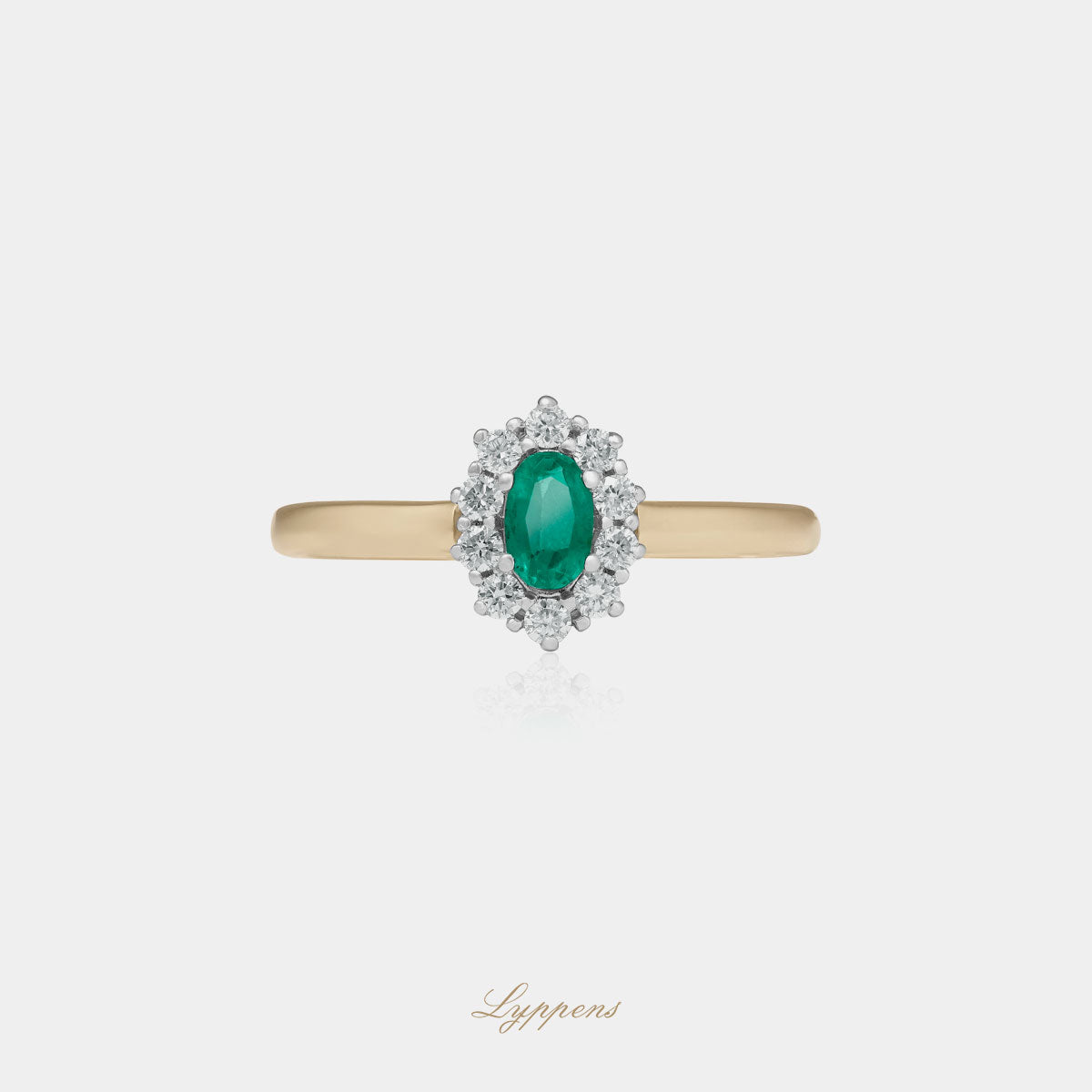 Geel - met witgouden entourage ring in het midden gezet met een ovaal geslepen smaragd en in een entourage van briljant geslepen diamant.