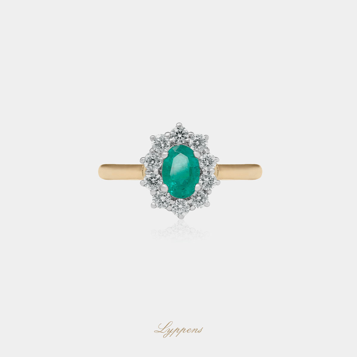 Geel- met witgouden entourage ring in het midden gezet met een ovaal geslepen smaragd en in een entourage van briljant geslepen diamant.