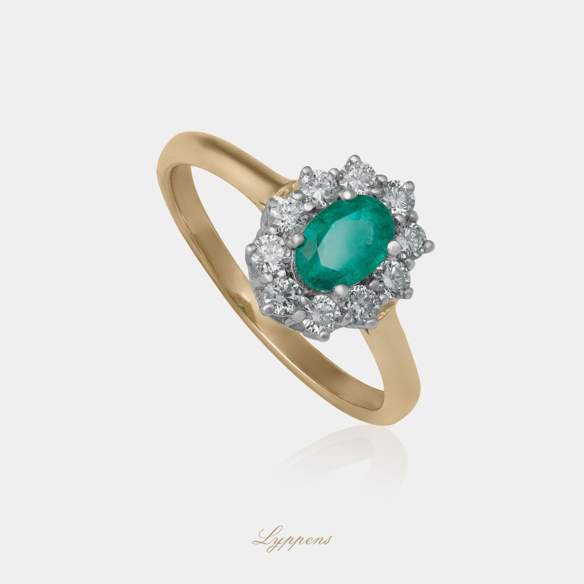 Geel- met witgouden entourage ring in het midden gezet met een ovaal geslepen smaragd en in een entourage van briljant geslepen diamant.