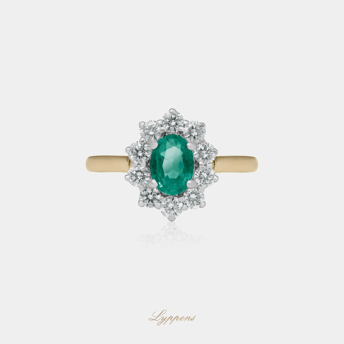 Geel- met witgouden entourage ring in het midden gezet met een ovaal geslepen smaragd in een entourage van briljant geslepen diamant.
