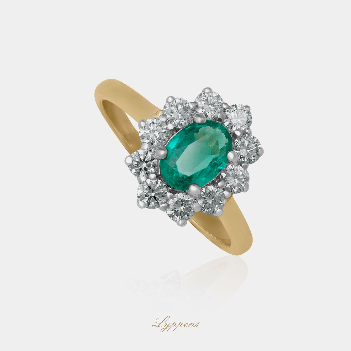 Geel- met witgouden entourage ring in het midden gezet met een ovaal geslepen smaragd in een entourage van briljant geslepen diamant.