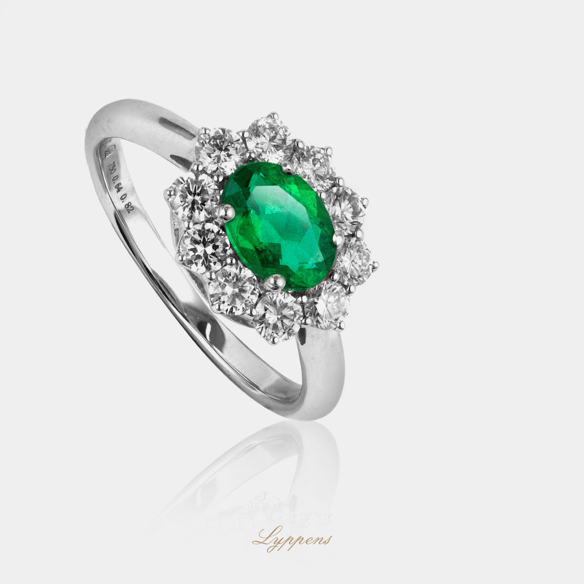 Witgouden entourage ring met smaragd en diamant