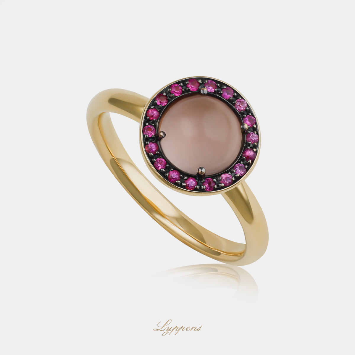 18 karaat roségouden ring met rond rozenkwarts en roze saffier entourage