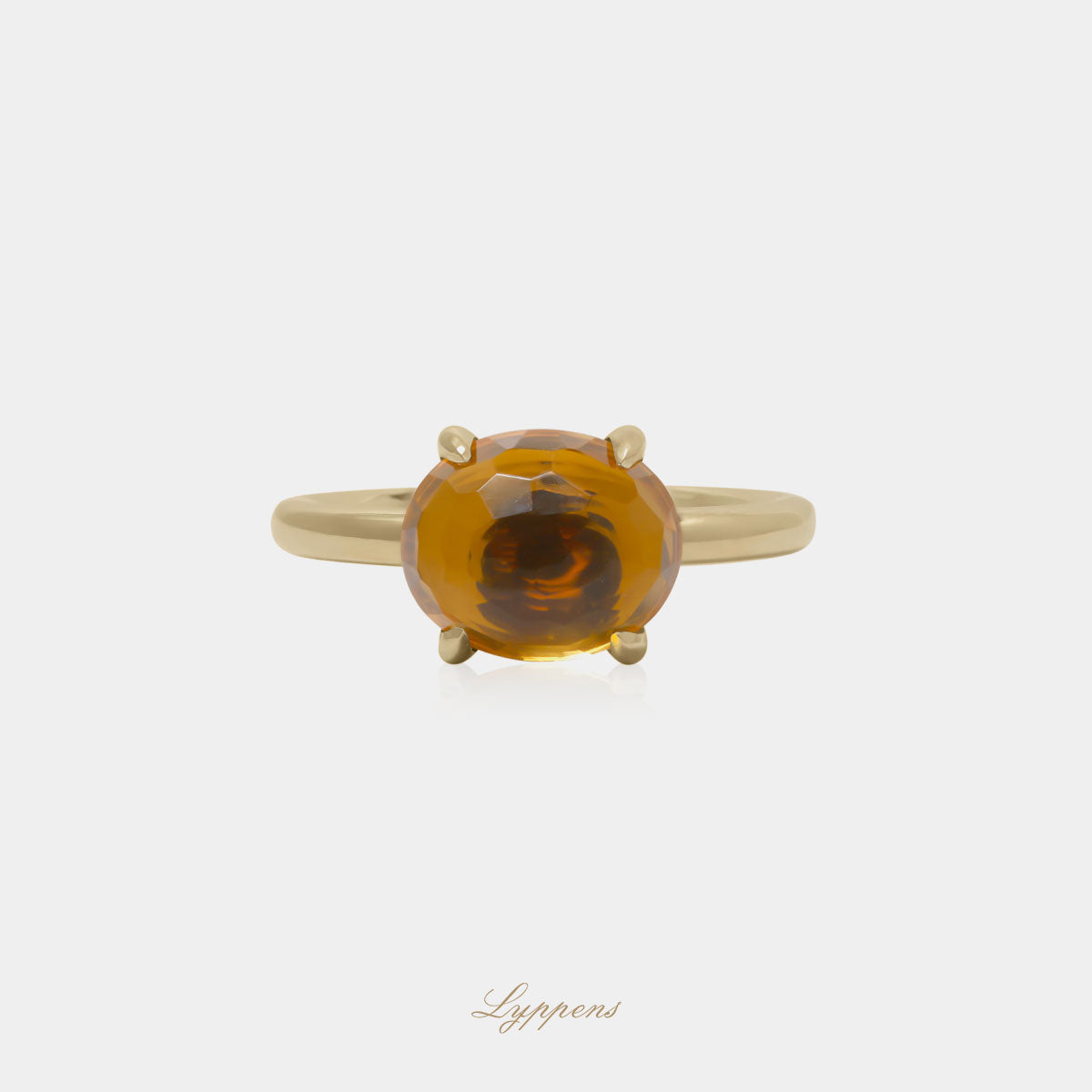 18kt geelgouden ring in het midden gezet met een gefacetteerde citrien. 