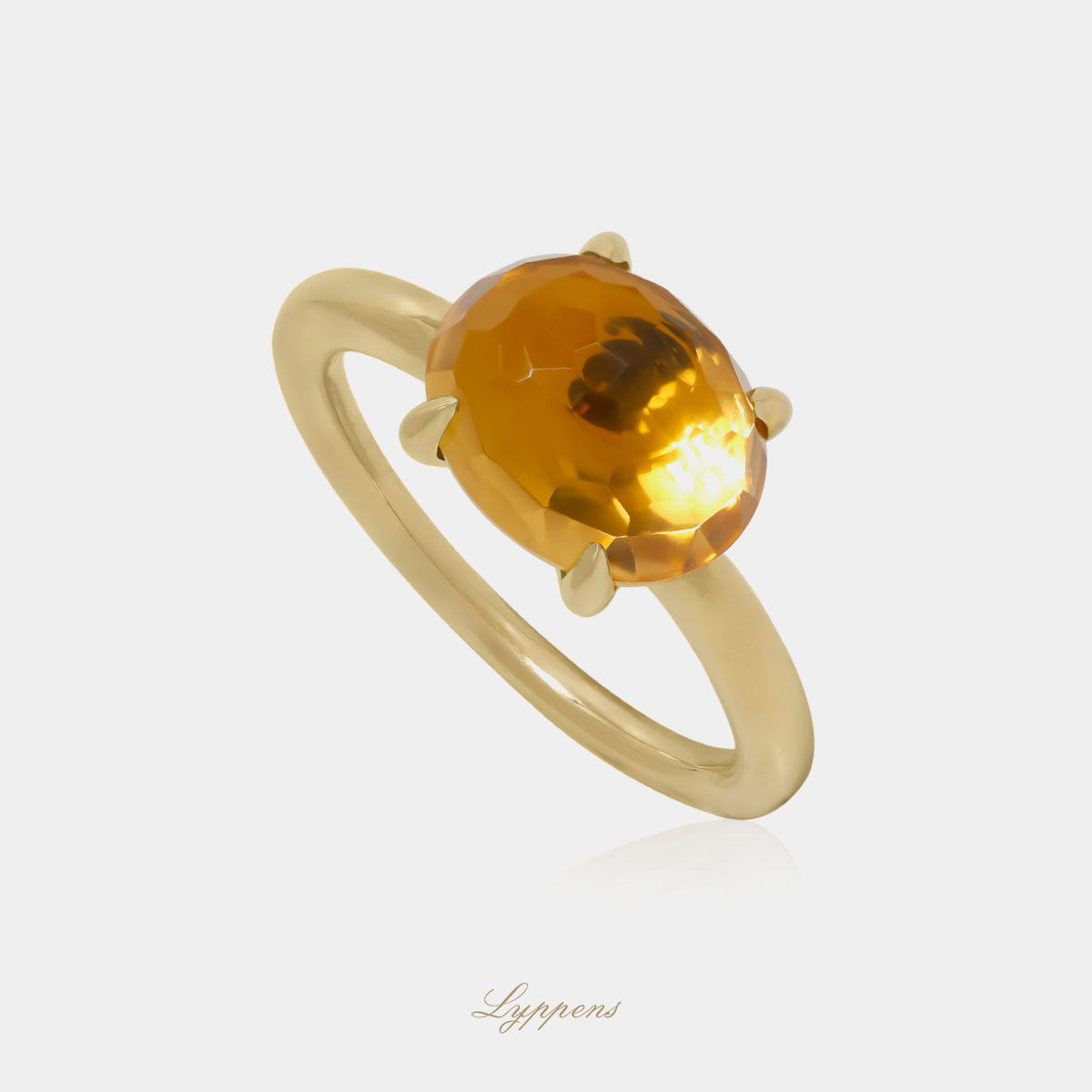 18kt geelgouden ring in het midden gezet met een gefacetteerde citrien. 