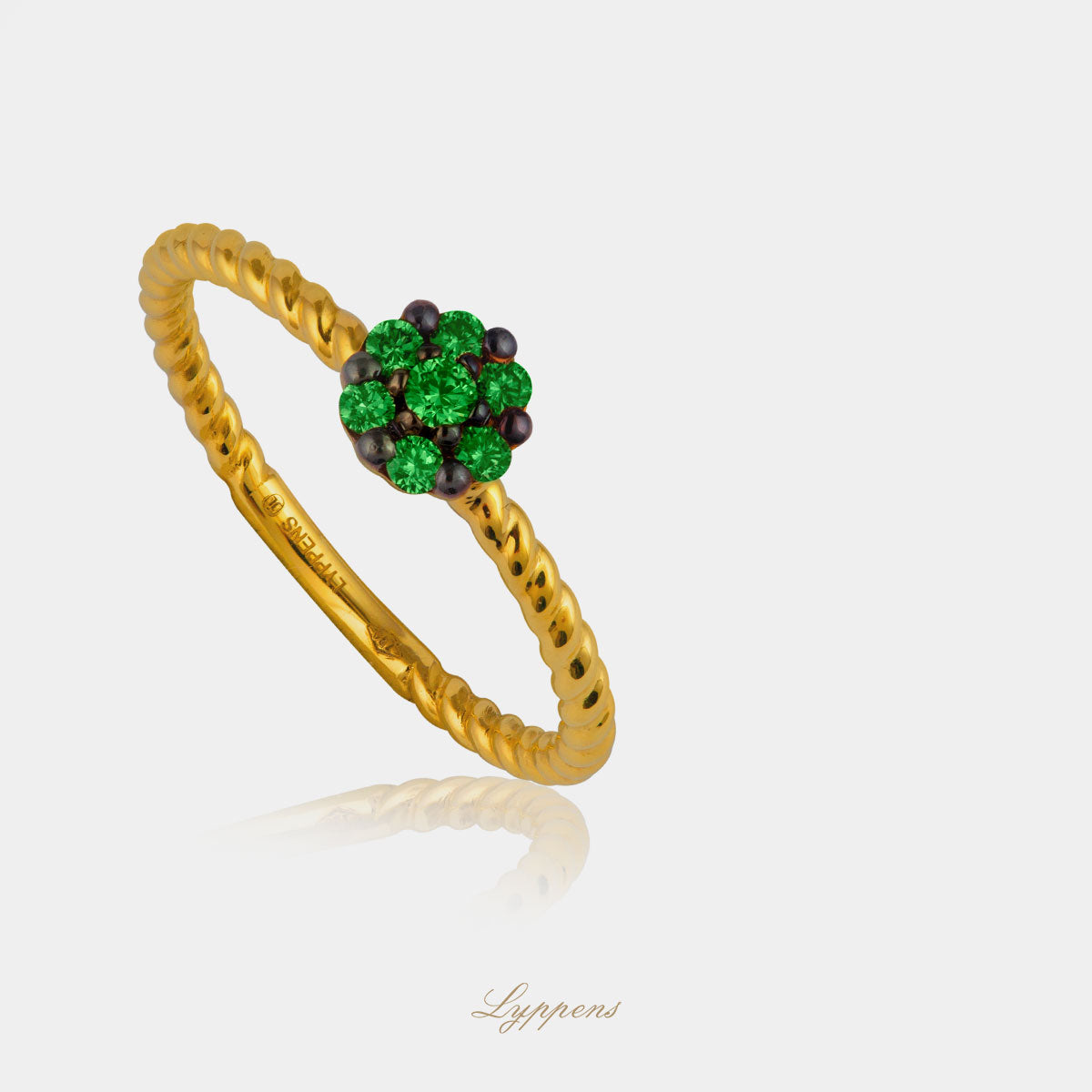 Yellow gold twisted ring with tsavorite