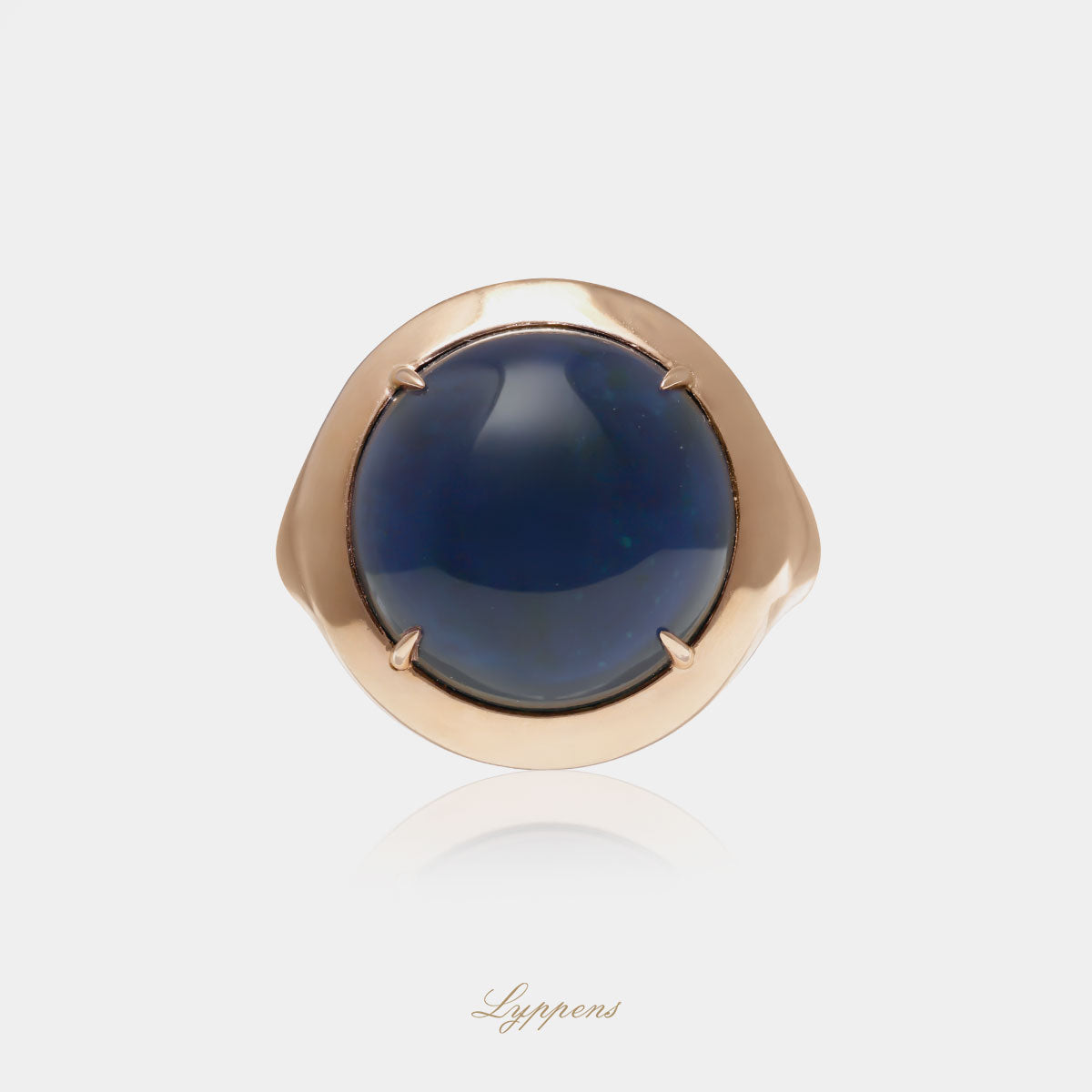 18kt roségouden ring in het midden gezet met een doublet samengesteld uit topaas en lapis lazuli.